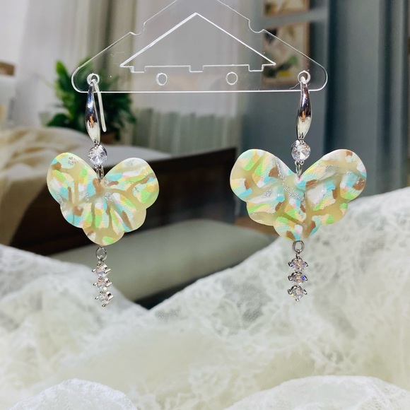 “Mercedes Butterfly” - Elegant Silver and Cream Butterfly Earrings - Picture 4 of 6